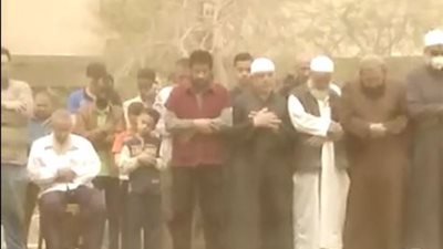 في غياب مسئولي حي البساتين.. إقامة الصلوات جماعة في الساحات