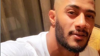 ببدلة بيضاء .. محمد رمضان يمازح جمهوره