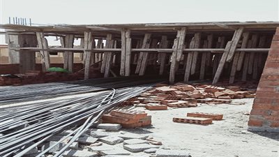 رئيس جهاز القاهرة الجديدة: فك الشدات الخشبية ومصادرة المعدات لـ 5 مخالفات بناء بعدة مناطق بالمدينة