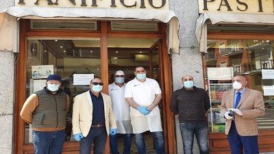 مصريون أصحاب محل مخبوزات بميلانو يقدمون الخبر مجانا