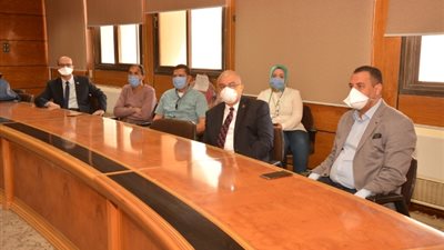 رئيس جامعة أسيوط يستقبل فريق طلابي من أبناء الجامعة لتصميم جهاز تنفس صناعي محلى لتحدى كورونا