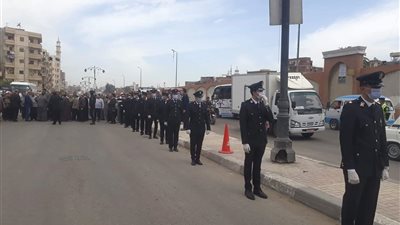 انتظار جثمان الشهيد محمد الحوفي لتشييعة في جنازة عسكرية في دمنهور .. صور