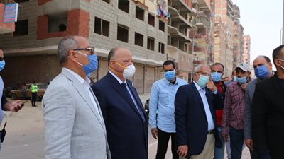 محافظ القاهرة يتابع ميدانيا هدم العقارات المخالفه على ترعه الطوارىء بالسلام