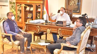 محافظ أسيوط يلتقي عدد من المقاولين لبحث مشكلاتهم وصرف مستحقاتهم