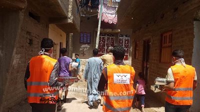 شباب المصريين الأحرار بأسيوط يوزعون حلوى ولعب أطفال على الأخوة المسيحيين بالمنازل