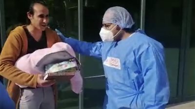 صحة الغربيه . خروج والد الطفل يامن اول مولود بمستشفي العزل بكفر الزيات بعد سلبية نتائجهم-صور