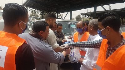 شباب المصريين الأحرار يواصلون توزيع ادوات تعقيم وقمامات على المواطنين بمواقف السيارات