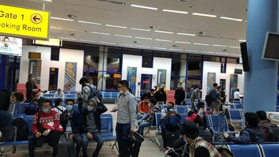 طائرة المصريون العالقون في أوكرانيا تصل مطار مرسي علم