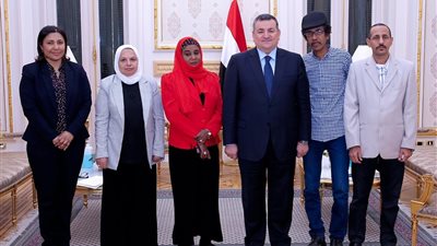 أسامة هيكل يلتقي الإعلاميين الأفارقه العالقين بالقاهرة