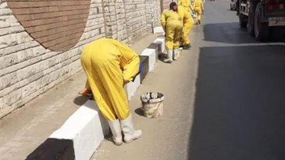 فاروق يقود عمليتى دهان مداخل الزقازيق القاهرة الزراعي وتهذيب الاشجار وجمع القمامة