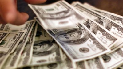 الدولار يرتفع وسط مخاوف من عودة حرب التجارة الأمريكية الصينية