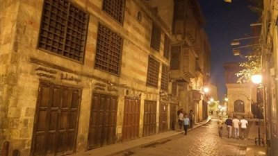 السياحة بالتعاون مع الإنتاج الحربي.. رفع كفاءة إضاءة شارع المعز