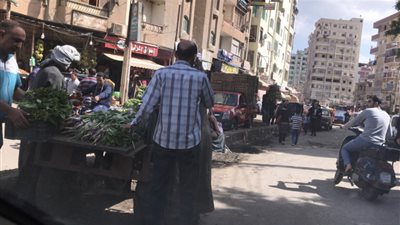 الباعة الجائلين بميدان ستوته والحكمة تحدوا قرار المحافظ واحتلوا الميدان وسط حراسة شرطة المرافق-صور