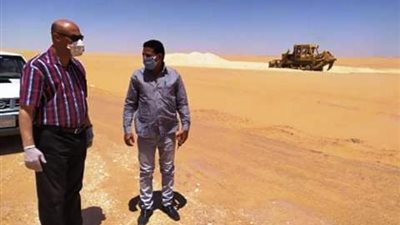 رئيس مركز الداخلة يتابع رصف طريق المطار الدائرى بالوادى الجديد.. بالصور