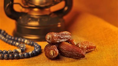 طبيب يؤكد أهمية الإفطار على التمر في رمضان