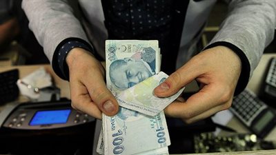 بعد هبوطها لمستوى غير مسبوق.. تركيا تحظر تداول الليرة على 3 بنوك