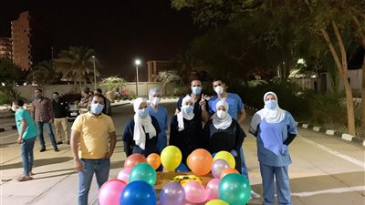 احتفال الطاقم الطبي والإداري بمستشفي عزل المدينة الجامعية بأسيوط بعيد ميلاد مريضه وخروج عدد من المتعافين من كورونا..صور