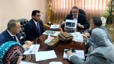 العناني يراجع بطاقات تعريف قطع المتحف المصري الكبير، وسك عملات تذكارية لأفتتاحه