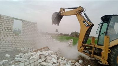 إزالة 22 حالة تعدي على الأراضي الزراعية وأملاك الدولة بسوهاج .. صور