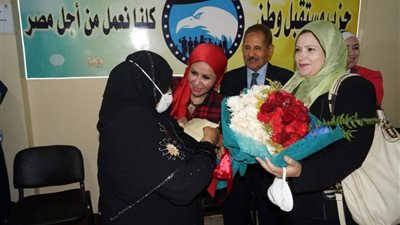 مستقبل وطن أسيوط يسلم جوائز الأمهات المثاليات ضمن مبادرة أمهات عظيمات