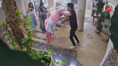 سقوط حمدى الميرغني على الأرض بسبب احتضان خادمة فيفى عبده له.. فيديو