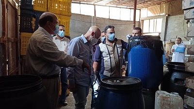 مدير الصحة يغلق مصنعا للمخللات بديرب ويضرب بيد من حديد على المنشآت الغذائية