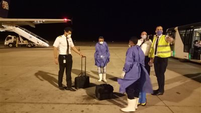 وصول 157 عالق مصرى من أبو ظبى إلى مطار مرسى علم الدولى و دخولهم 14يوما حجر صحى
