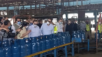 وزير البترول يتفقد مصنع تعبئة أسطوانات البوتاجاز بالقطامية.. صور
