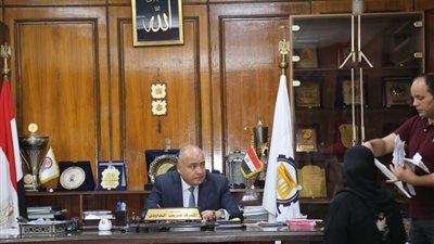 محافظ قنا ينتقل الي المستشفى الجامعي لطمأنه ربه منزل على طفلتها