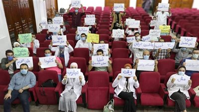 بالصور.. أطباءالتكليف 2020 يطالبون الرئيس بالتدخل والاستجابة لمطالبهم