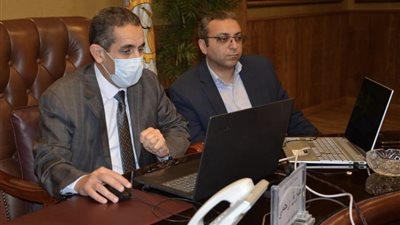 محافظ الغربية يستعرض مع وزيرة البيئة موقف مصانع التدوير عبر تقنية الفيديو كونفرانس