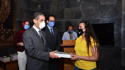محافظ الغربية يهدي كتاب 