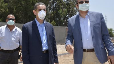 الدفع ب 14 سيارة لاستكمال أعمال الرصف بمنطقه أبو شاهين بالمحلة الكبرى