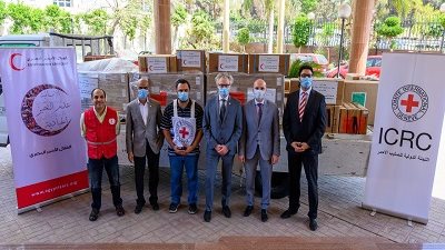 الهلال الأحمر يتسلم أدوات فرق الاغاثة تبرع من الصليب الأحمر