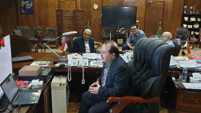 رئيس جامعة طنطا يتواصل مع الطلاب الوافدين بالفيديو كونفرانس