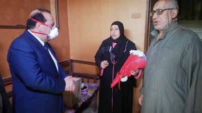 رئيس جامعة طنطا يسلم هدية الرئيس 