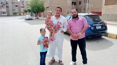 ورود و ألعاب. أقباط يوزعون هدايا العيد في بنى سويف .صور
