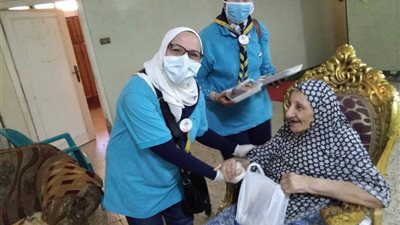 رواد أهرامات الجيزة يرسمون البسمة على شفاه كبار السن