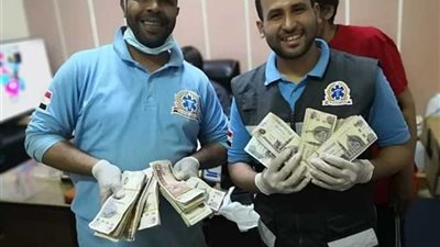 تعرف على تفاصيل عثور مسعف على 137 ألف جنيه خلال نقل مصابي حادث طريق
