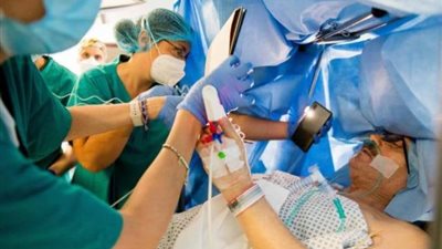 إيطالي يرسم لوحاته أثناء خضوعه لجراحة في المخ