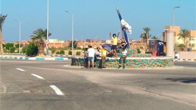 قساوسة دير سانت كاترين وزعوا كعك العيد علي سكان المدينة