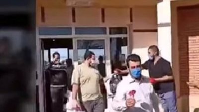 مستشفى عزل الإسماعيلية تودع المتعافين من كورونا بالورود .صور