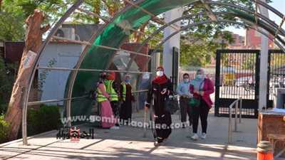 رئيس جامعة أسيوط يشيد بالتزام الأفراد المترددين على الحرم الجامعي