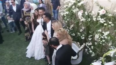 محمد رمضان يضرب بكورونا عرض الحائط ويحتفل بزفاف شقيقته إيمان بإحدى الفيلات.. صور