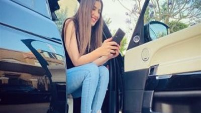 بحبك يا أمى.. مى عمر تحتفل بعيد ميلاد والدتها 
