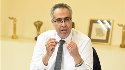 إسماعيل مختار يعلن عودة العروض المسرحية أون لاين.. تفاصيل