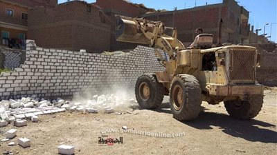 إحالة مخالفين للنيابة لقيامهم بالبناء بدون ترخيص داخل الحيز العمراني بسوهاج..صور