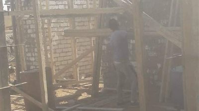 إزالة فورية لحالة تعدي بالبناء المخالف للقانون بأولاد اسماعيل بسوهاج