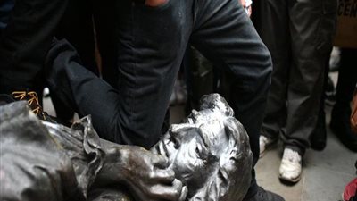 فيديو يوثق لحظة إسقاط تمثال آخر لأحد رموز الكونفدرالية في ولاية فرجينيا