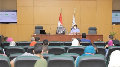 محافظ بني سويف يشهد جلسة حوارية مع الشباب